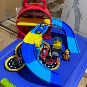 Disney Junior Mickey Mouse Stow ’n Go Garage, Figure and Vehicle Playset